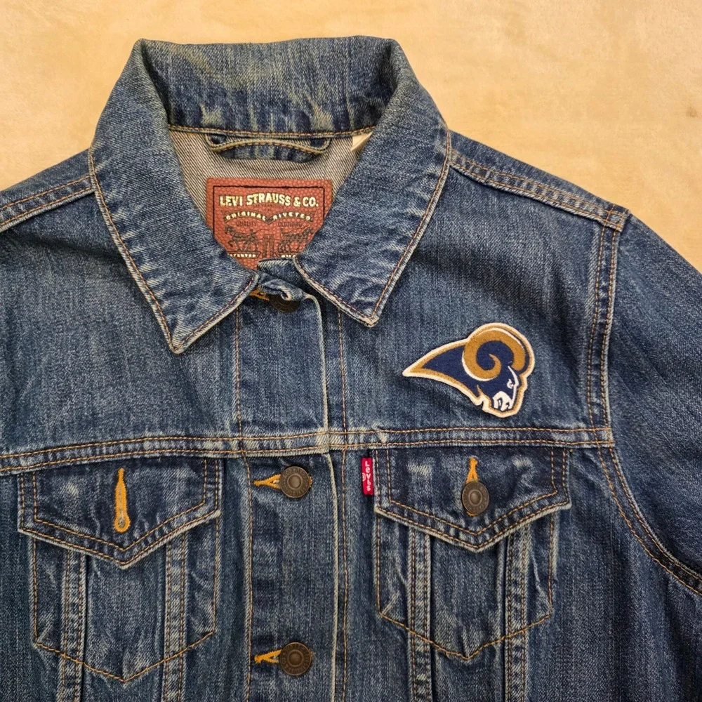 Levi's x NFL 2016 Los Angeles Rams Denim Trucker Jacket Men's Size M Embroidered